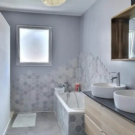 Contemporary House - 3 Bedrooms - Garden